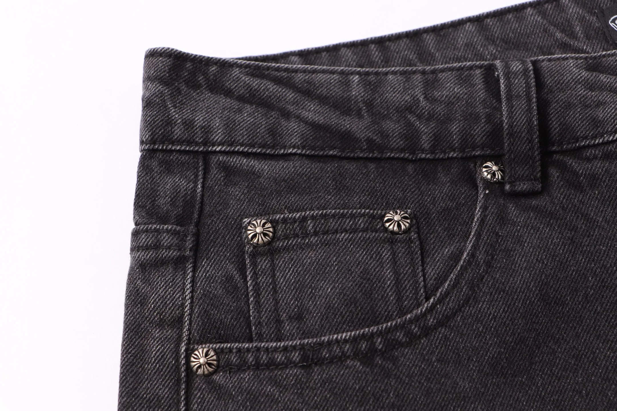 P290 Style number: H73 Crow Heart & 𝐂𝐡𝐫𝐨𝐦𝐞 𝐇𝐞𝐚𝐫𝐭 ss25 black elf print jeans. Styles with different washed textures are very friendly to people with thin legs. The slightly flared version perfectly modifies the leg shape. The timeless and moderate length makes it easy to match and match. It is the basis for various styles and is a must-have in your wardrobe! The fabric is stiff but also makes the upper body soft without losing texture. The washing process is even more perfect. It is a must-have item for everyone! ! ! Washed wheat, hang tag, pants label, three labels complete Color: black Size: 30-32-34-36
